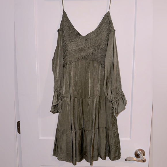 Off the shoulder, like new VICI dress - Picture 1 of 1